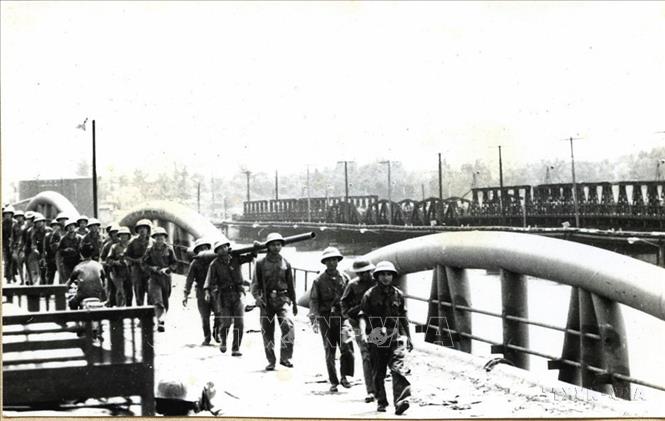 Quân giải phóng hành quân qua cầu Nguyễn Tri Phương, tiến vào Đà Nẵng, ngày 29/3/1975. Ảnh: Tư liệu TTXVN