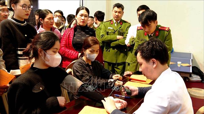 Đông đảo người dân thành phố Ninh Bình tham gia hiến máu tại Chương trình Lễ hội Xuân hồng năm 2024. Ảnh: Thùy Dung - TTXVN