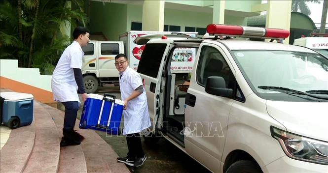 Những đơn vị máu quý giá được chuyển cho các bệnh viện trên địa bàn tỉnh Ninh Bình và bệnh viện Trung ương để kịp thời cấp cứu, điều trị cho những người bệnh. Ảnh: Thùy Dung - TTXVN