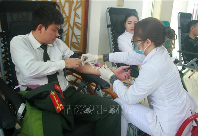 Cán bộ, chiến sĩ Công an tỉnh Ninh Bình tham gia hiến máu tại chương trình “Giọt hồng Công an Ninh Bình” năm 2024. Ảnh: Thùy Dung - TTXVN
