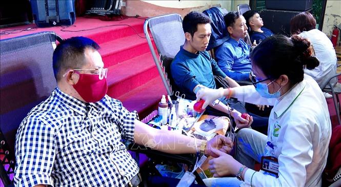 Đông đảo người dân thành phố Ninh Bình tham gia hiến máu tại Chương trình Lễ hội Xuân hồng năm 2024. Ảnh: Thùy Dung - TTXVN
