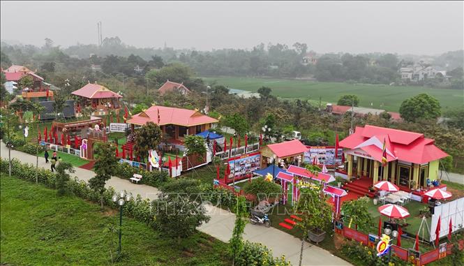 A cultural camp of 13 urban districts in Phu Tho province takes place in the Phu Bung Hill area of Hung Temple historical relic site. VNA Photo: Tạ Toàn 