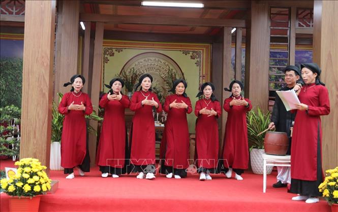 Performing Xoan singing by locals from Phu Ninh district during the cultural camp of 13 districts in Phu Tho province. VNA Photo: Tạ Toàn 
