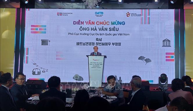 Deputy Director of the Vietnam National Authority of Tourism Ha Van Sieu speaks at the programme. VNA Photo: Đinh Thuận