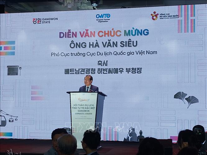 Deputy Director of the Vietnam National Authority of Tourism Ha Van Sieu speaks at the programme. VNA Photo: Đinh Thuận