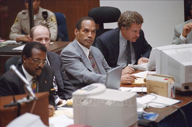 (Tư liệu) Ông O.J. Simpson (giữa), cựu ngôi sao bóng bầu dục Mỹ, tại phiên xét xử của tòa án ở Los Angeles, ngày 27/9/1995. Ảnh: AFP/TTXVN