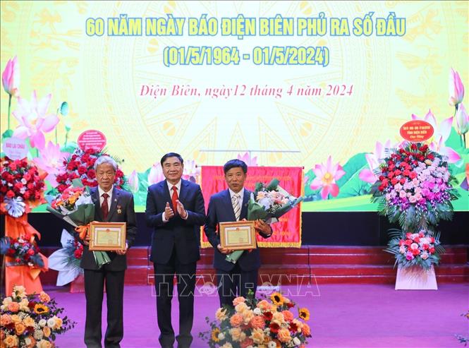 Bí thư Tỉnh ủy Điện Biên Trần Quốc Cường trao tặng Huy hiệu Vì sự nghiệp phát triển tỉnh Điện Biên cho 2 cá nhân. Ảnh: Xuân Tư - TTXVN