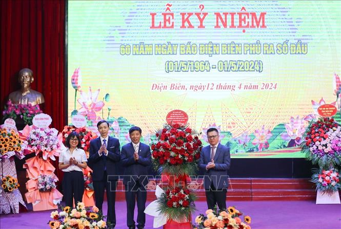 Ông Lê Quốc Minh, Phó Trưởng Ban Tuyên giáo Trung ương, Tổng Biên tập Báo Nhân Dân, Chủ tịch Hội Nhà báo Việt Nam, tặng hoa chúc mừng Báo Điện Biên Phủ. Ảnh: Xuân Tư - TTXVN
