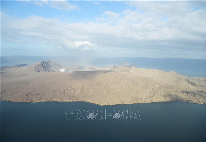(Tư liệu) Hơi nước phun lên từ miệng núi lửa Taal ở Philippines ngày 21/1/2020. Ảnh: AFP/TTXVN