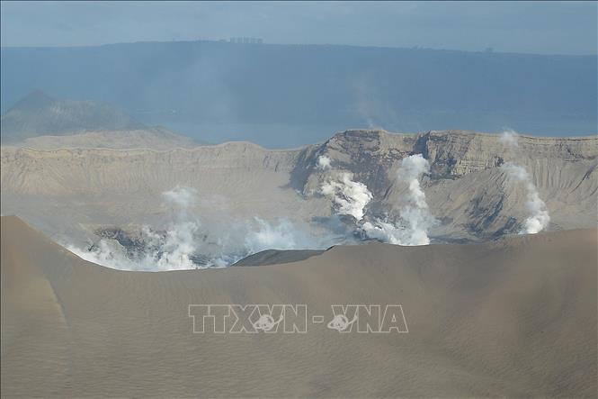 (Tư liệu) Hơi nước phun lên từ miệng núi lửa Taal ở Philippines ngày 21/1/2020. Ảnh: AFP/TTXVN
