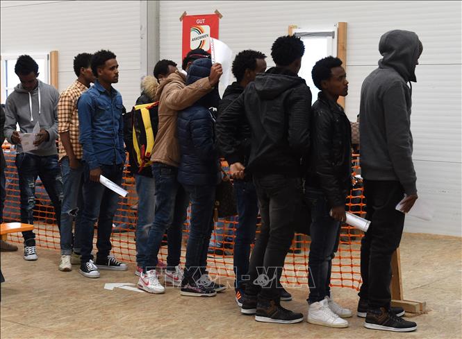 Người di cư xếp hàng đăng ký xin tị nạn tại Erding, Đức. Ảnh: AFP/TTXVN