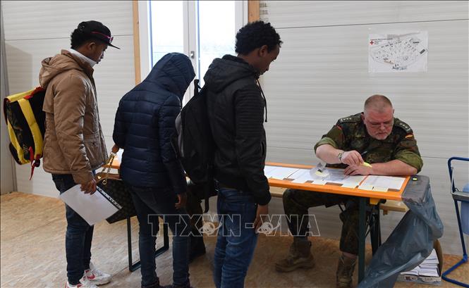 Người di cư đăng ký xin tị nạn tại Erding, Đức. Ảnh: AFP/TTXVN