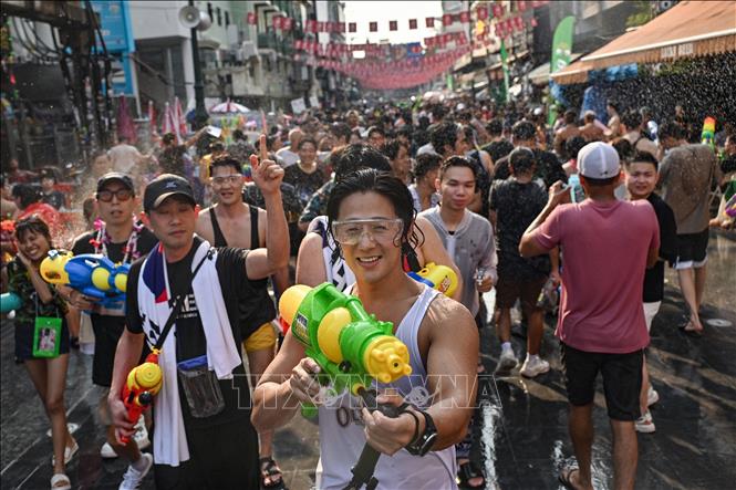 Người dân tham gia lễ hội té nước Songkran ở Bangkok, Thái Lan ngày 12/4/2024. Ảnh: AFP/TTXVN