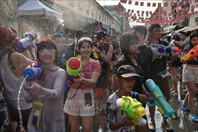 Người dân tham gia lễ hội té nước Songkran ở Bangkok, Thái Lan ngày 12/4/2024. Ảnh: AFP/TTXVN