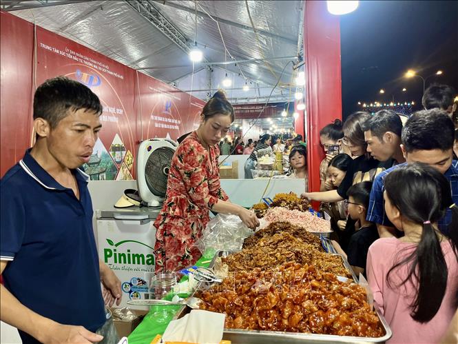 Các gian hàng tại Tuần văn hóa, du lịch, xúc tiến thương mại huyện Quốc Oai năm 2024
Ảnh: Đinh Thuận - TTXVN
