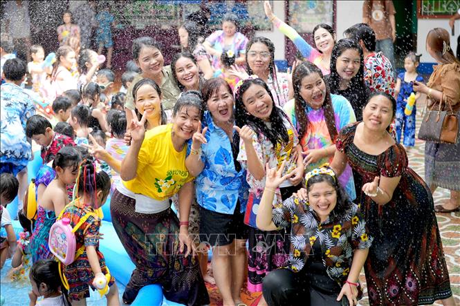 Giáo viên ở một trường học tại thủ đô Viêng Chăn trong lễ hội té nước. Ảnh: Đỗ Bá Thành - PV TTXVN tại Lào

