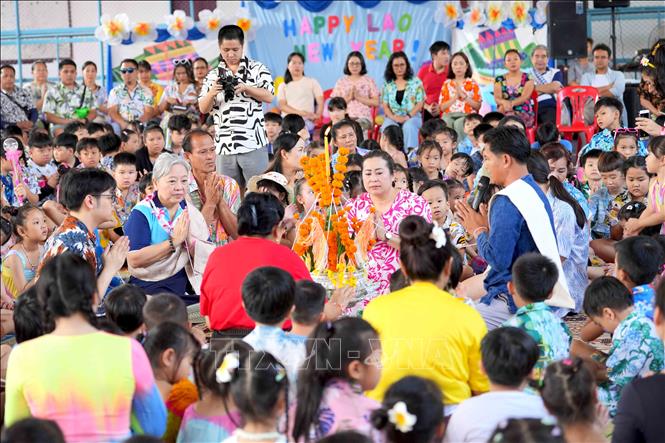 Lễ buộc chỉ cổ tay tại một trường học ở thủ đô Viêng Chăn. Ảnh: Đỗ Bá Thành - PV TTXVN tại Lào
