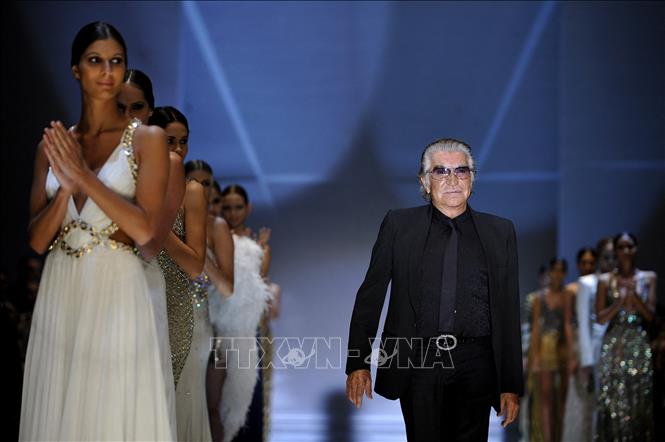 Nhà thiết kế thời trang Roberto Cavalli (phải) trong buổi ra mắt bộ sưu tập của ông tại sàn diễn ở Cali, quận Valle del Cauca, Colombia ngày 20/10/2010. Ảnh: AFP/TTXVN