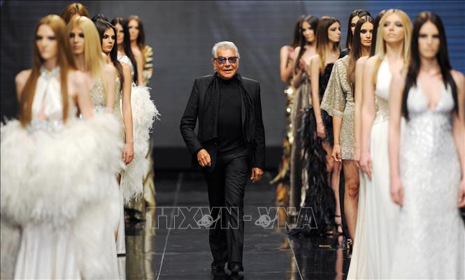 Nhà thiết kế thời trang Roberto Cavalli (giữa) trong buổi ra mắt bộ sưu tập của ông tại thị trấn Budva, Montenegro, ngày 10/6/2013. Ảnh: AFP/TTXVN