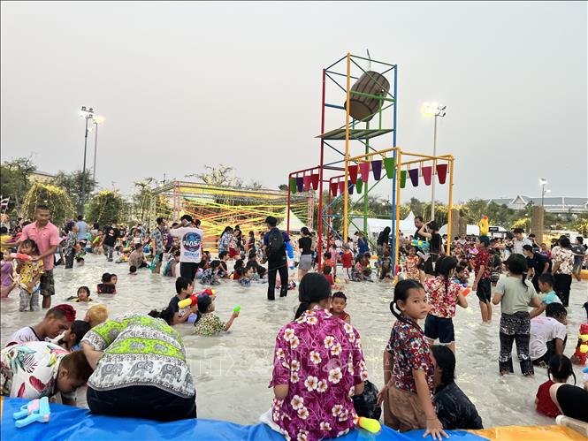 Người dân vui chơi với nước tại “Đại lễ hội nước thế giới Songkran  2024” . Ảnh: Đỗ Sinh - P/v TTXVN tại Bangkok