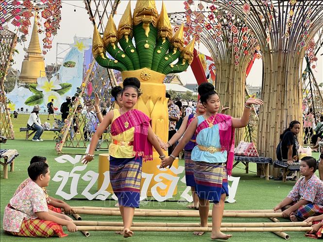 Biểu diễn múa sạp tại lễ hội. Ảnh: Đỗ Sinh - P/v TTXVN tại Bangkok