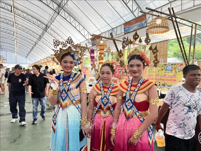 Các cô gái Thái Lan trong trang phục truyền thống dự 