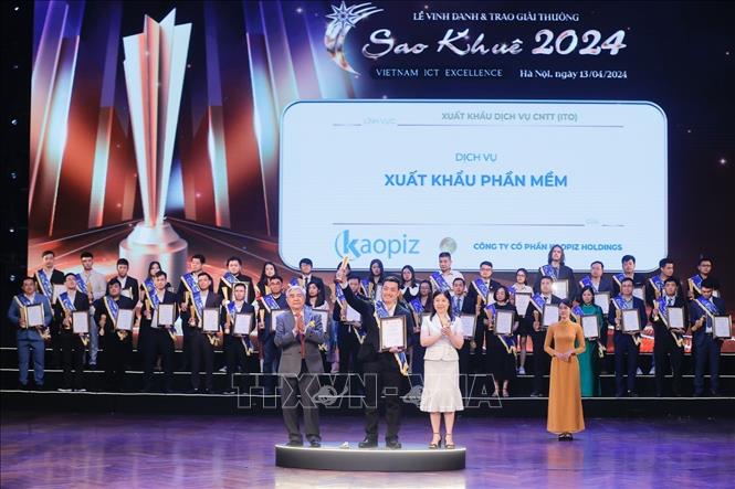 Ban tổ chức trao Giải Sao Khuê cho các sản phẩm thuộc các nhóm lĩnh vực Đổi mới sáng tạo, Dịch vụ số… Ảnh: Minh Quyết - TTXVN