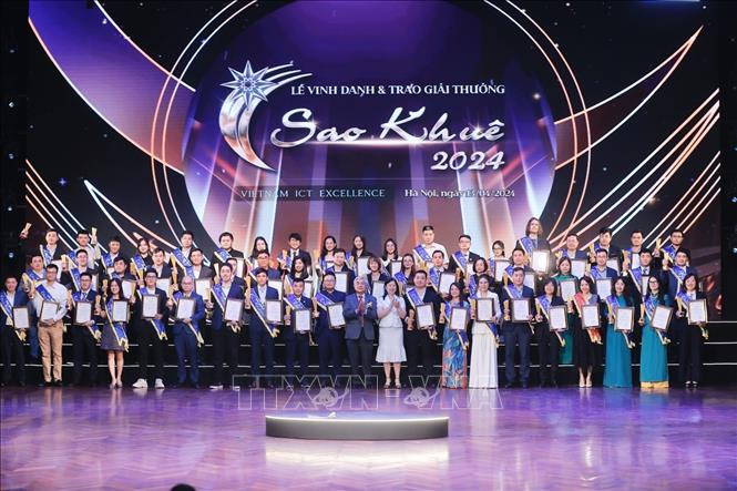Ban tổ chức trao Giải Sao Khuê cho các sản phẩm thuộc các nhóm lĩnh vực Đổi mới sáng tạo, Dịch vụ số… Ảnh: Minh Quyết - TTXVN