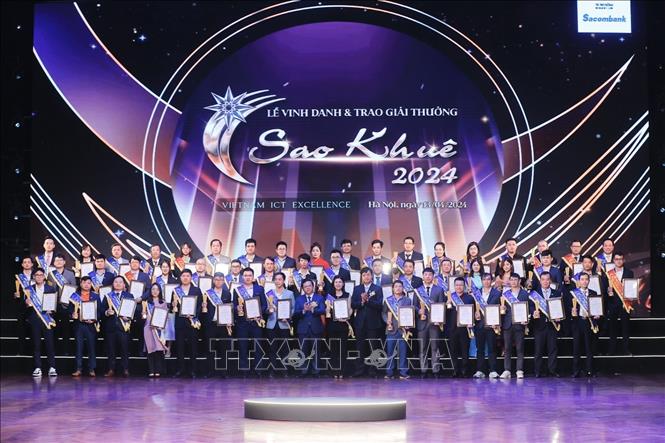 Ban tổ chức trao Giải Sao Khuê cho các sản phẩm thuộc các nhóm lĩnh vực Kinh tế - Công nghiệp; Công nghệ số… Ảnh: Minh Quyết - TTXVN