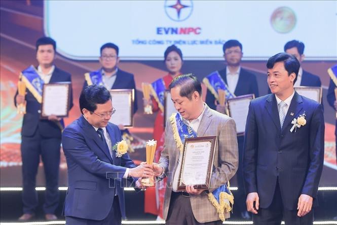 Ban tổ chức trao Giải Sao Khuê cho các sản phẩm thuộc các nhóm lĩnh vực Kinh tế - Công nghiệp; Công nghệ số… Ảnh: Minh Quyết - TTXVN