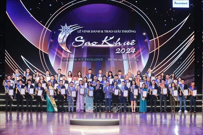 Ban tổ chức trao Giải Sao Khuê cho các sản phẩm thuộc các nhóm lĩnh vực Chính phủ, Chính quyền, Khu vực công; Quản trị doanh nghiệp; Hạ tầng… Ảnh: Minh Quyết - TTXVN

