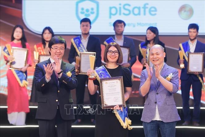 Ban tổ chức trao Giải Sao Khuê cho các sản phẩm thuộc các nhóm lĩnh vực Chính phủ, Chính quyền, Khu vực công; Quản trị doanh nghiệp; Hạ tầng… Ảnh: Minh Quyết - TTXVN
