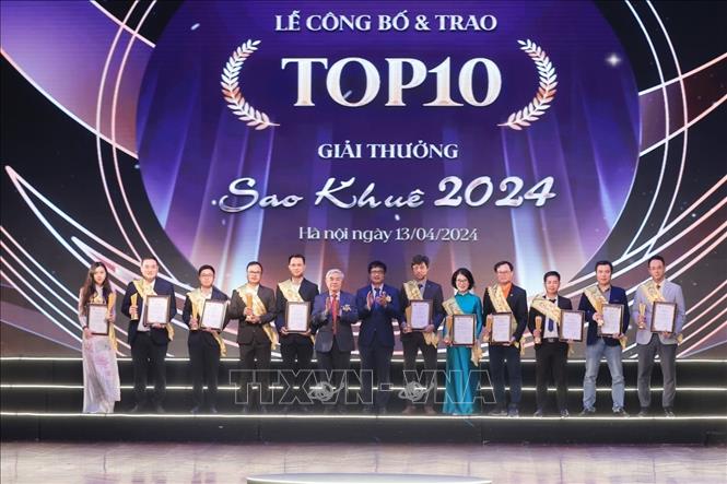 Ban tổ chức trao Top 10 Giải thưởng Sao Khuê 2024. Ảnh: Minh Quyết - TTXVN