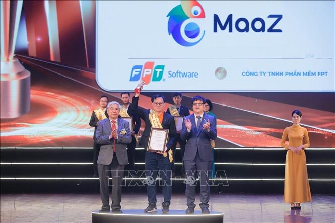 Ban tổ chức trao Top 10 Giải thưởng Sao Khuê 2024. Ảnh: Minh Quyết - TTXVN