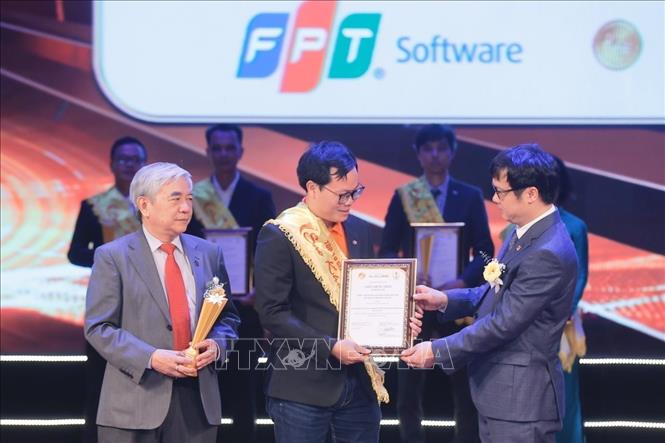 Ban tổ chức trao Top 10 Giải thưởng Sao Khuê 2024. Ảnh: Minh Quyết - TTXVN