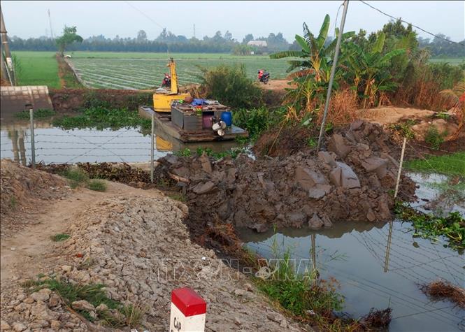 Đoạn bờ bao bị vỡ thuộc ấp An Phú, xã An Khánh, huyện Châu Thành, tỉnh Đồng Tháp đã được khắc phục vào ngày 13/4/2024. Ảnh: Nhựt An - TTXVN