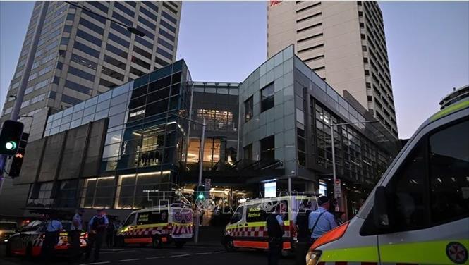 Cảnh sát phong tỏa bên ngoài trung tâm thương mại Westfield Bondi Junction ở Sydney, nơi xảy ra vụ tấn công bằng dao, ngày 13/4/2024. Ảnh: AP/TTXVN