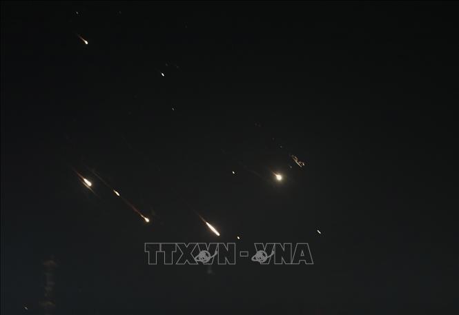 Hệ thống phòng không Iron Dome (Vòm Sắt) của Israel được kích hoạt tại Jerusalem để đánh chặn máy bay không người lái (UAV) và tên lửa từ Iran tối 13/4/2024. Ảnh: THX/TTXVN