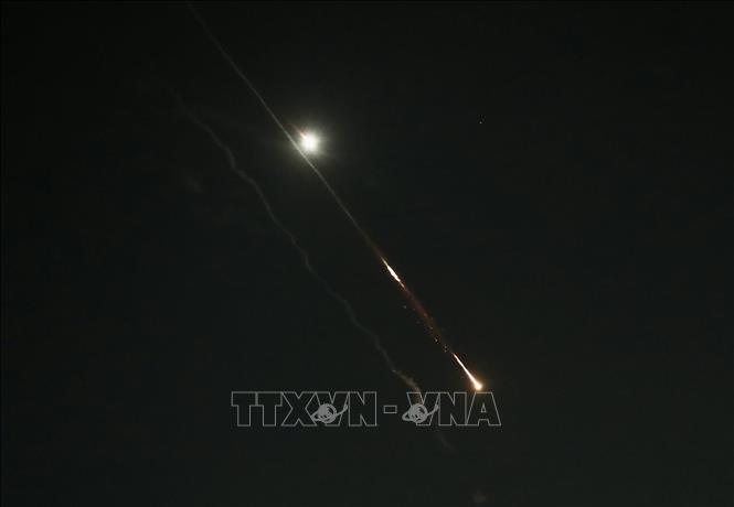 Hệ thống phòng không Iron Dome (Vòm Sắt) của Israel được kích hoạt tại Jerusalem để đánh chặn máy bay không người lái (UAV) và tên lửa từ Iran tối 13/4/2024. Ảnh: THX/TTXVN