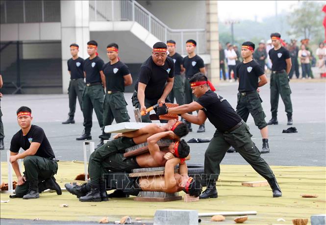Màn biểu diễn khí công của cán bộ, chiến sĩ Cảnh sát cơ động. Ảnh: Phạm Kiên - TTXVN