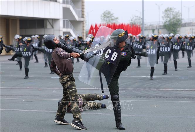 Lực lượng Cảnh sát cơ động thực hiện tình huống giả định trong huấn luyện. Ảnh: Dương Giang-TTXVN