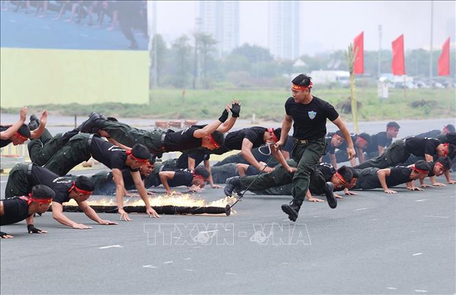 Lực lượng Cảnh sát cơ động thực hiện bài tập trong huấn luyện sẵn sàng chiến đấu. Ảnh: Dương Giang-TTXVN