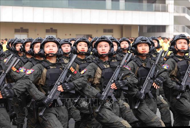 Cán bộ, chiến sĩ nữ Cảnh sát đặc nhiệm tham gia diễu binh. Ảnh: Phạm Kiên - TTXVN