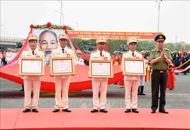 Đại tướng Tô Lâm, Uỷ viên Bộ Chính trị, Bí thư Đảng uỷ Công an Trung ương, Bộ trưởng Bộ Công an trao Huân chương Chiến công hạng Nhất và hạng Nhì cho các cá nhân có thành tích xuất sắc. Ảnh: Phạm Kiên - TTXVN