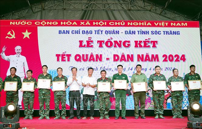 Khen thưởng các đơn vị thực hiện tốt dịp Tết Quân dân tại thị xã Vĩnh Châu. Ảnh: Trung Hiếu - TTXVN
