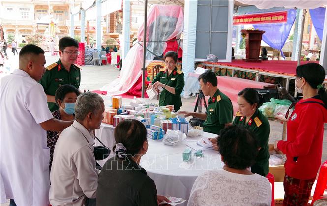 Khám bệnh phát thuốc miễn phí đồng bào Khmer dịp Tết Quân dân tại thị xã Vĩnh Châu. Ảnh: Trung Hiếu - TTXVN
