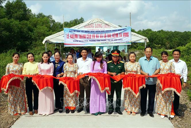 Khánh thành cầu dịp Tết Quân dân tại thị xã Vĩnh Châu. Ảnh: Trung Hiếu - TTXVN
