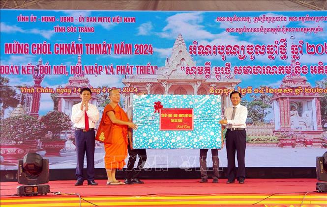Trao tặng quà dịp Tết Quân dân tại thị xã Vĩnh Châu. Ảnh: Trung Hiếu-TTXVN
