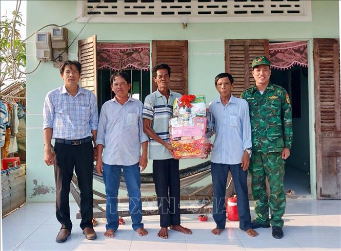 Tăng quà hộ nghèo Khmer dịp Tết Quân dân tại thị xã Vĩnh Châu. Ảnh: Trung Hiếu - TTXVN