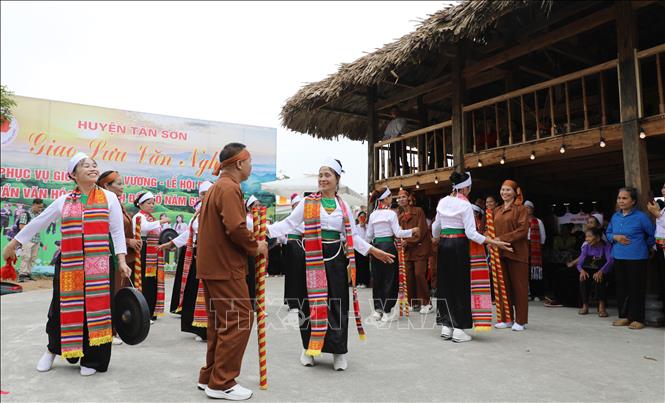 Chương trình giao lưu văn hóa, văn nghệ đã thu hút đông đảo nhân dân và du khách đến xem tại các Hội trại tại Khu di tích lịch sử Đền Hùng, thành phố Việt Trì (Phú Thọ). Ảnh: Tạ Toàn – TTXVN